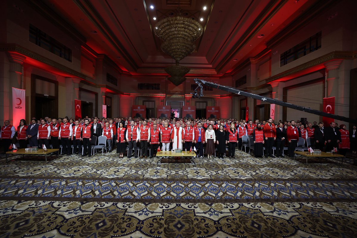 Türk Kızılay İzmir İl Merkezi olarak; ilçe şubelerimiz ve temsilcilerimizle birlikte, 13–14 Aralık tarihlerinde İstanbul’da gerçekleştirilen Şube Kurultayı’nda yer almanın gururunu yaşadık.