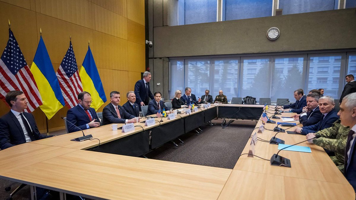 #Ukraine #Deutschland Die Verhandlungen in Berlin zum Ukrainekrieg gehen weiter. Hauptslogan der Hardliner: Wir werden einen Frieden durchdrücken. Ominös. Einen Frieden durchdrücken kann man nur mit Krieg. Will der Westen Krieg mit Krieg beantworten. Weiterer Slogan: