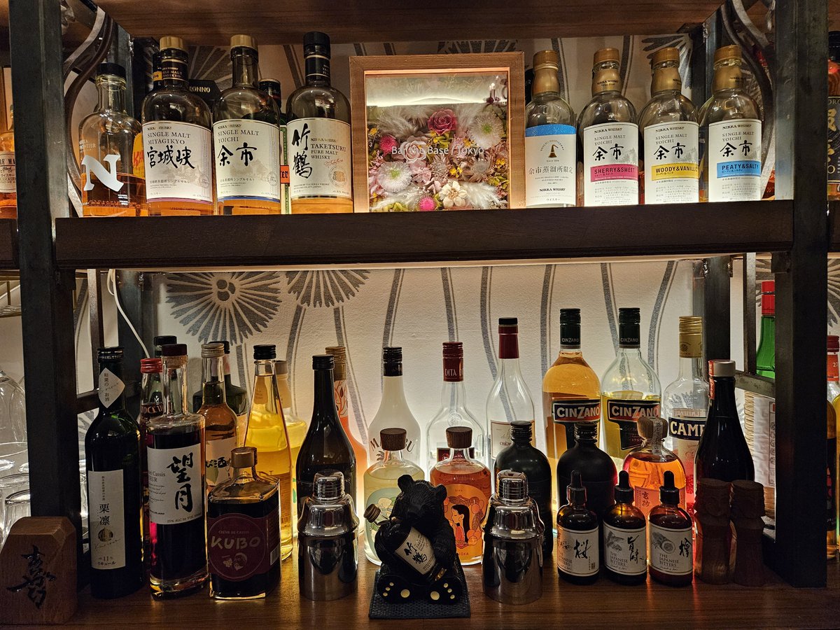 BartheBaseTokyo's tweet photo. こんばんは。
今日は食べログの撮影がありました。プロってやはりすごいですね。自分たちのお店やドリンク、フードを非常に美しく撮ってもらいました!マスターと私も写真を撮りましたが驚く程別物なので、ぜひ公開をお楽しみに😂
https://t.co/oo7P4YEDjH
#BartheBaseTokyo #食べログ
(小山内) https://t.co/DQMcve8Zhd