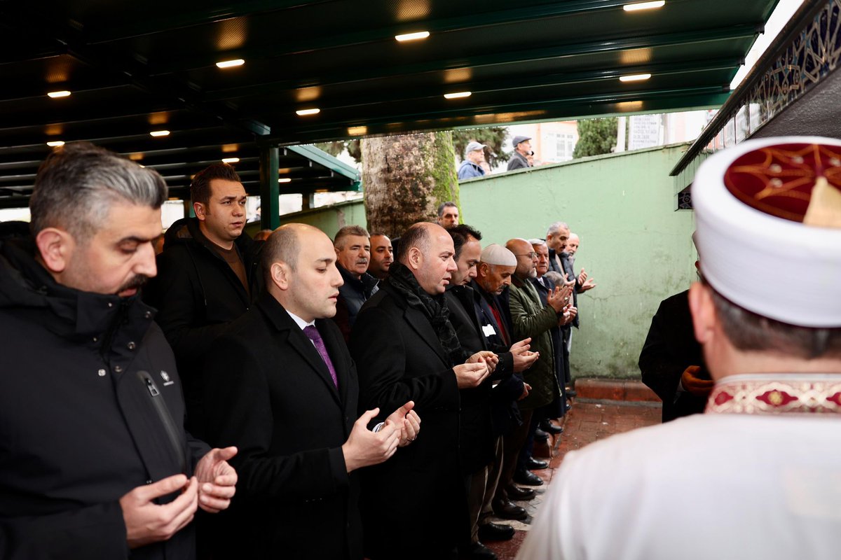 Eynesil İl Genel Meclis Üyesi Abdurrahman Gül’ün annesi Hasibe Gül’ü son yolculuğuna uğurladık.

Merhumeye Allah’tan rahmet; ailesine, yakınlarına ve sevenlerine başsağlığı ve sabır diliyorum.

Mekânı cennet olsun.

📍 Eynesil