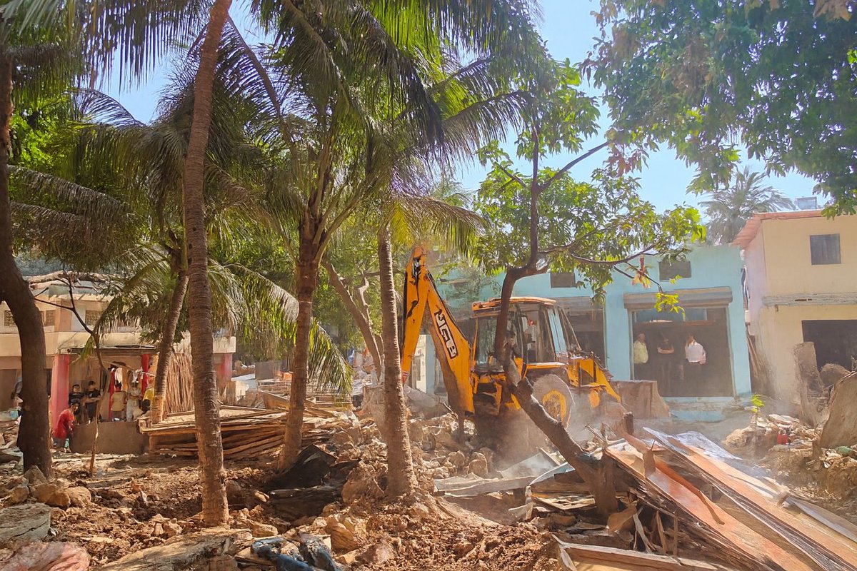 MPLodha's tweet image. निर्धार अतिक्रमणमुक्त मुंबईचा!

सुमारे २००० चौरस फूट शासकीय जमीन अतिक्रमणमुक्त करण्यात आली.

मौजे मालवणी येथील न.भु.क्र. 2918 या शासकीय जागेवर उभारलेली अनधिकृत दुकाने व गाळे आज कायदेशीर प्रक्रियेनुसार निष्कासित करण्यात आले. या कारवाईसाठी त्वरित व प्रभावी पद्धतीने काम करणाऱ्या…