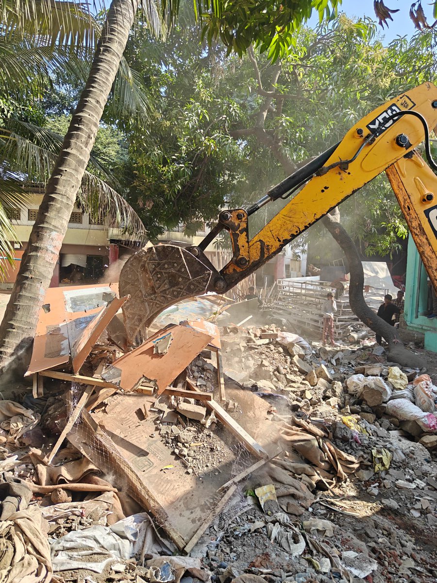 MPLodha's tweet image. निर्धार अतिक्रमणमुक्त मुंबईचा!

सुमारे २००० चौरस फूट शासकीय जमीन अतिक्रमणमुक्त करण्यात आली.

मौजे मालवणी येथील न.भु.क्र. 2918 या शासकीय जागेवर उभारलेली अनधिकृत दुकाने व गाळे आज कायदेशीर प्रक्रियेनुसार निष्कासित करण्यात आले. या कारवाईसाठी त्वरित व प्रभावी पद्धतीने काम करणाऱ्या…