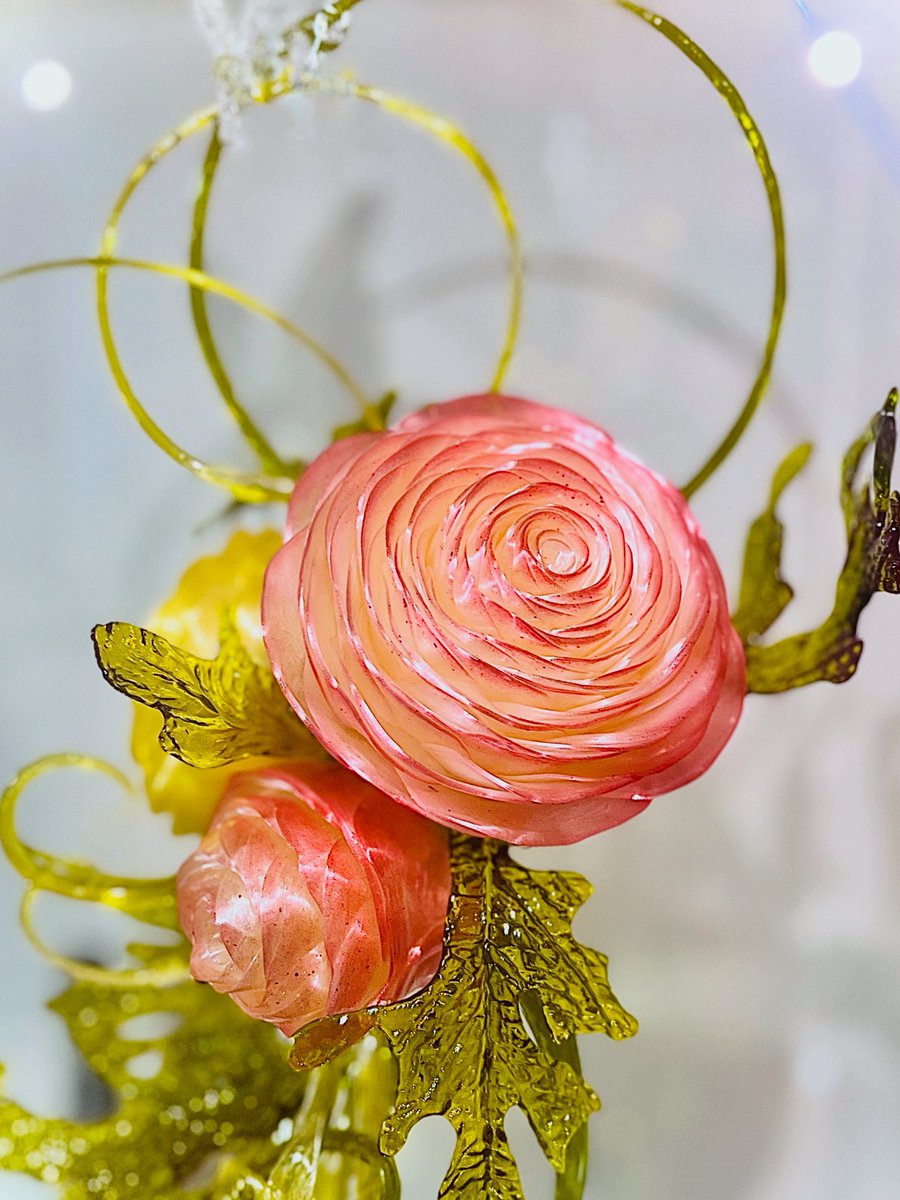 飴でできたラナンキュラスの花
赤の花言葉は「貴方は魅力に満ちている」
変わっている自分が嫌いでずっと落ち込んでたけど少しずつ元気をもらえる
#飴細工
#sugar
#花
#flower
#sugarart