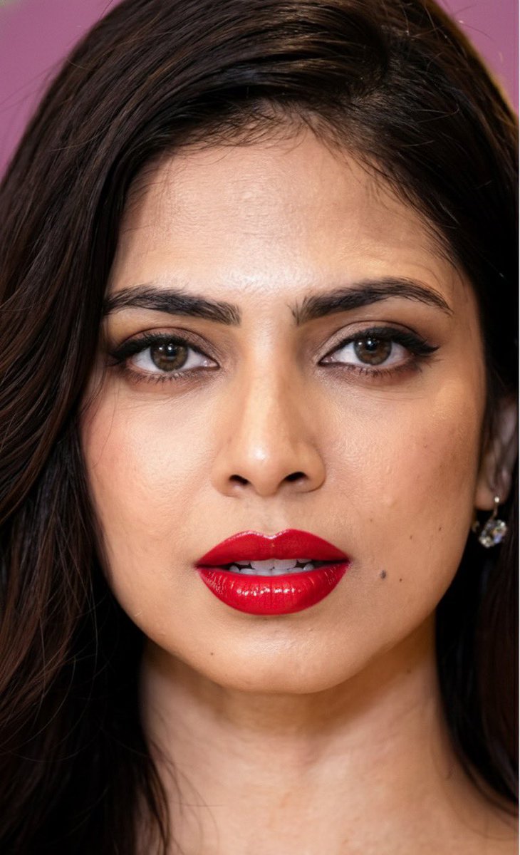 DesiGlamLady's tweet photo. #MalavikaMohananHot https://t.co/KXDBQ3zgCL