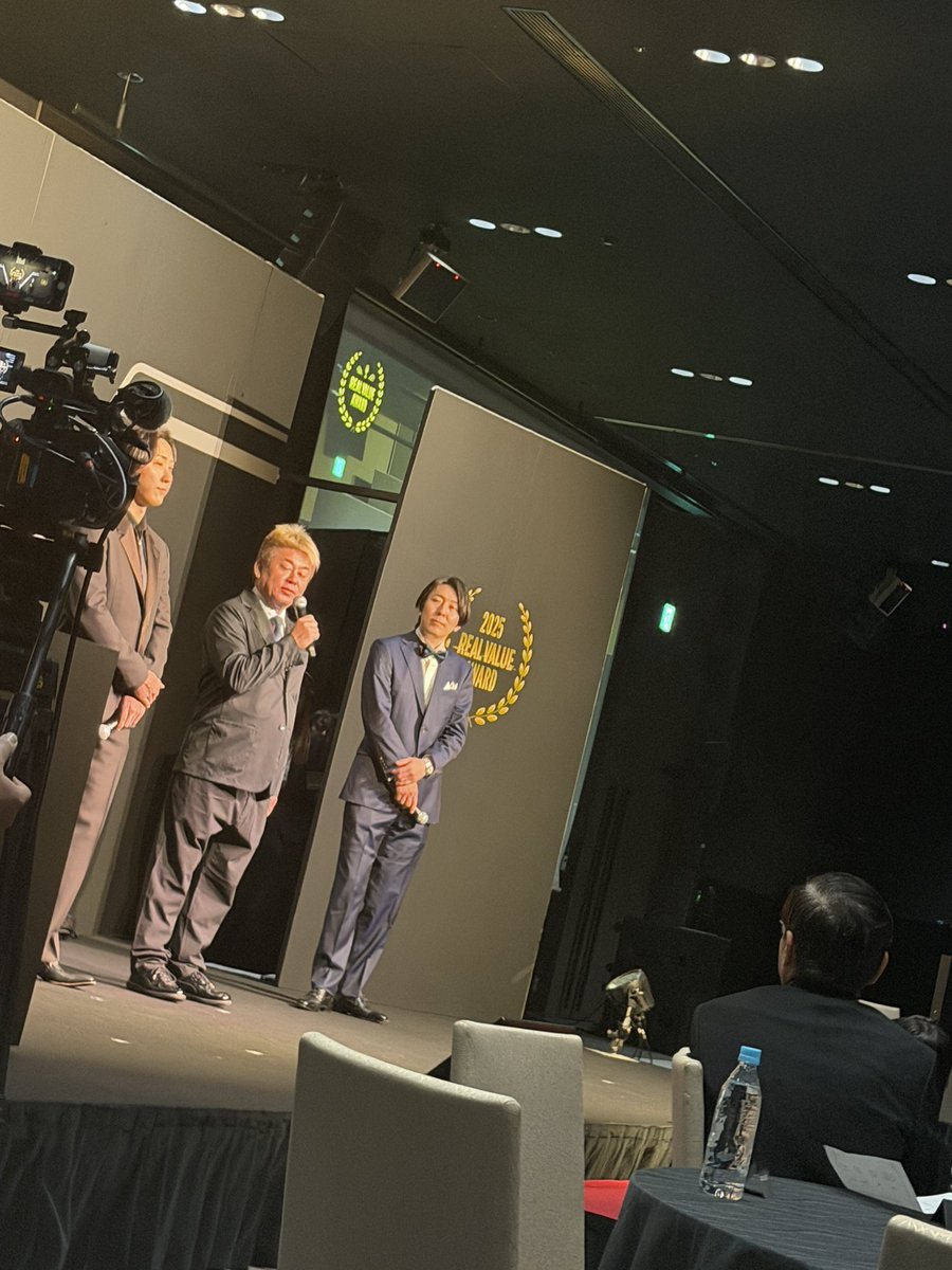 keyplayers's tweet photo. REALVALUEの成長が本当にすごい一年だった。動画は累計10億再生突破、REALVALUE CLUBは200社に迫る勢い。最近はどこに行ってもREALVALUEについて聞かれるように。

REALVALUE経済圏が2025年のビジネス界隈でNo.1の影響力成長度であり、10億再生を超えたという。

再生だけじゃなくて、集まってるクラブメンバーの方々の勢いがすごい。

一年前は「何やってるの?」と批判されることも多かったけど、明らかに別のステージに上がった感覚がある。堀江さんがフォーマルな格好で登場。動画ではなかなか見られない！？優しい堀江さんがここに。

でも溝口さん曰く「まだ1合目」とのこと。これからが本番。とのこと。ますます来年も楽しみ！

2025年の経営者MVPは溝口さんだと思う。

@mizoguchi_yuji 
@takapon_jp 
@misakism13 

#REALVALUE