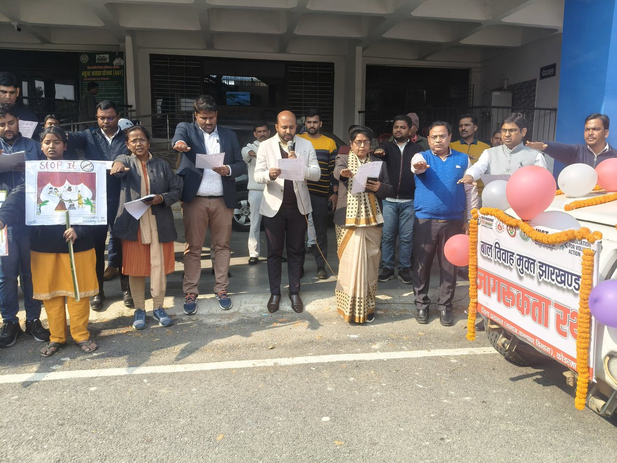 dckoderma's tweet photo. बाल विवाह मुक्त भारत के संकल्प को साकार करने की दिशा में महिला एवं बाल विकास मंत्रालय द्वारा चलाए जा रहे 100 दिवसीय विशेष अभियान के तहत बाल विवाह के खिलाफ जागरूकता रथ को हरी झंडी दिखाकर रवाना किया। सभी से बाल विवाह रोकथाम में सक्रिय भूमिका निभाने की अपील की एवं बताया कि राज्य सरकार द्वारा बच्चियों के उत्थान और सशक्तिकरण हेतु कई योजनाएं संचालित हैं, जिनका लाभ लेकर बच्चियों को आगे बढ़ने का अवसर दिया जाए। कार्यक्रम के दौरान उपस्थित पदाधिकारियों एवं कर्मचारियों को बाल विवाह के खिलाफ शपथ भी दिलाई गई।
@prdjharkhand
@JharkhandCMO @HemantSorenJMM
#JustrightforChildren
#AssociationforVoluntaryAction