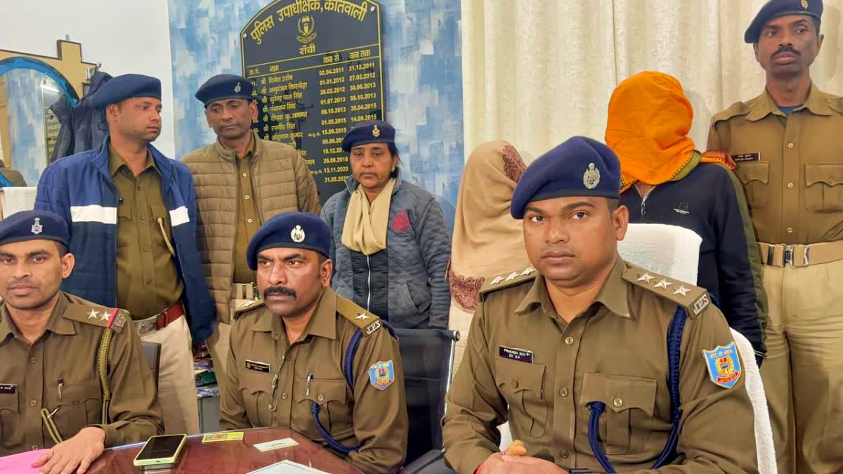 prabhatkhabar's tweet photo. राँची : सुखदेवनगर थाना क्षेत्र के किशोरगंज रोड में पुलिस की कार्रवाई। घर से 1.010 किग्रा गांजा के साथ 2 आरोपी गिरफ्तार,पैकिंग सामग्री, वेट मशीन, स्कूटी व मोबाइल बरामद,NDPS Act के तहत केस दर्ज, जांच जारी.
#Ranchi #IllegalDrugs #PoliceAction #NDPSAct #SukhdevNagar #DrugFreeJharkhand #RanchiNews #crimecontrol #Rubics4Messi #PrabhatKhabar