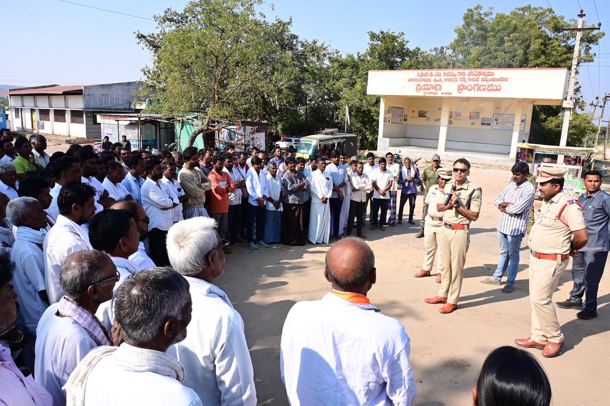 adilabad_sp's tweet photo. District SP Akhil Mahajan appeals to voters to follow election rules, vote freely without liquor or cash inducements, avoid provocative posts, and maintain peace. Section 144 in force. Dial 100 for help.
#PeacefulPolling #VoteFreely #GramPanchayatElections #ElectionCode https://t.co/6Q3Eu5R2FC