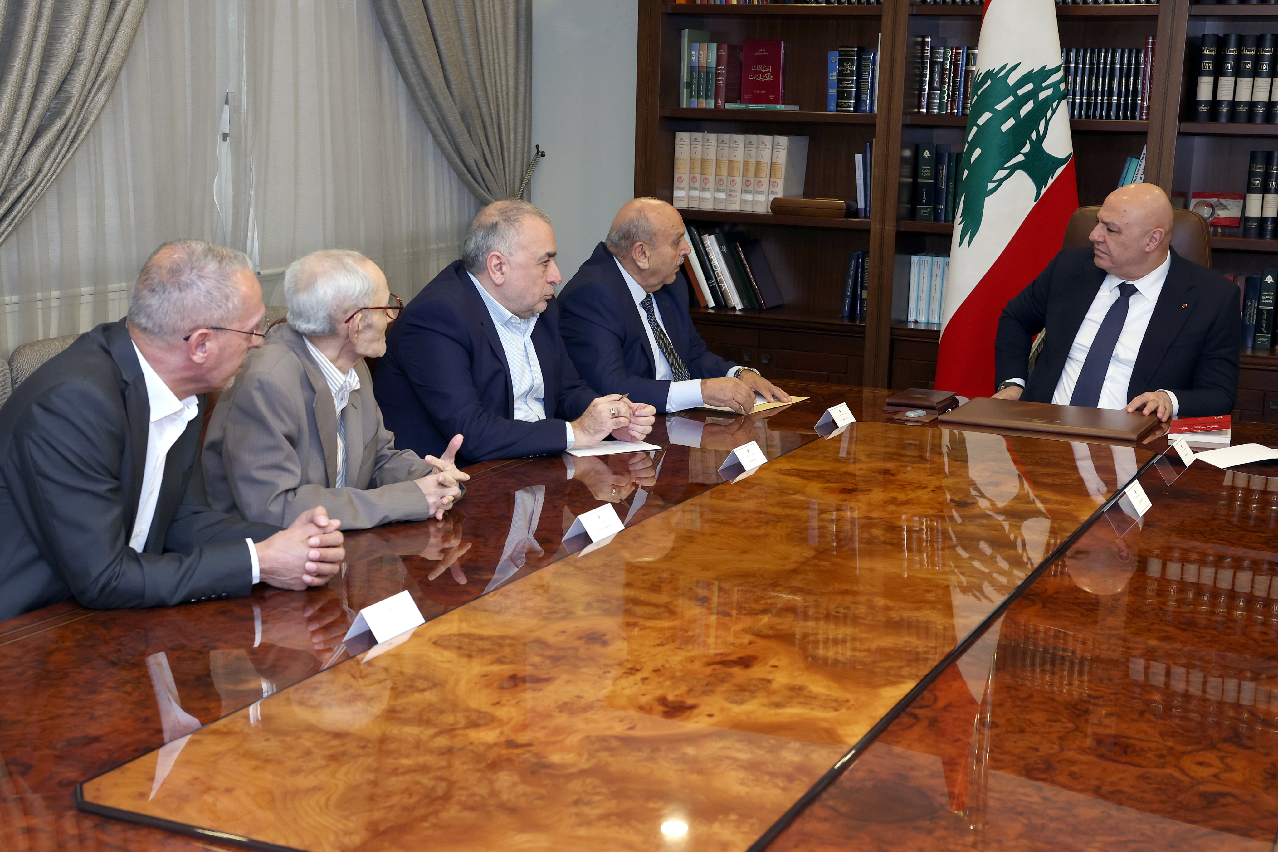 وفد جمعية المعتقلين اللبنانيين المحرَّرين من السجون السورية في قصر بعبدا (الرئاسة اللبنانية). 