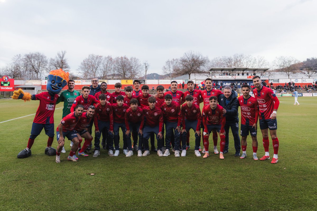 UEO1921's tweet photo. ♥️🤍 Visita ahir del futbol base del @cfstjaume, que compta amb 5️⃣ equips.
⚖️ El nostre filial, per cert, que va empatar a #1cat1 al camp del @CFMolletUE (1-1). Gol de Lluc Coll!
👋 Ahir també ens van acompanyar el #Sub16A i el #Sub15A de @UEOplanter!
#OlotReus #2RFEF3 https://t.co/eLun5EFVfe