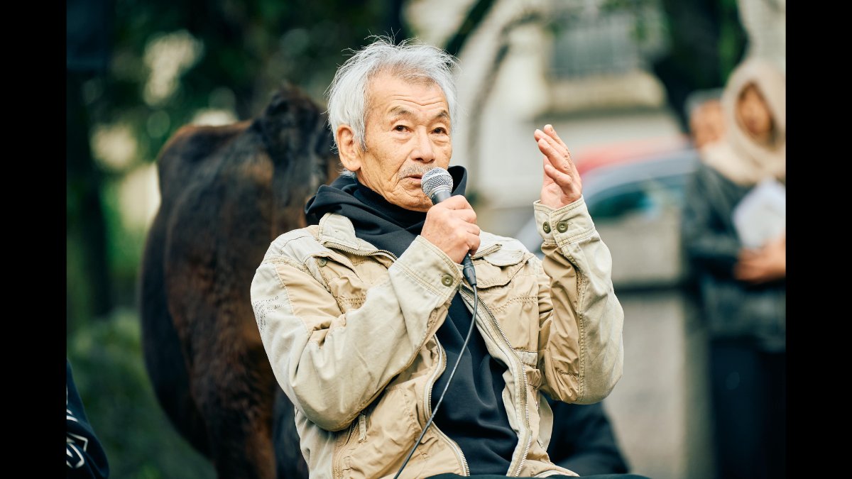 ◢◤感謝◢◤

牛嶋神社にて行った
映画『黒の牛』公開記念イベント

本作に禅僧役で出演している田中泯による「場踊り」からスタート。朝から降り続いた雨が止み、青空も垣間見えるなか牛嶋神社の境内にて約30分ほど踊り、会場は荘厳な雰囲気につつまれました。