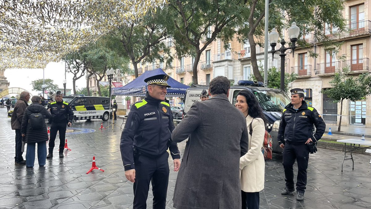 MichellePijoan's tweet photo. 👮🏽‍♀️La Guàrdia Urbana commemora el 168è aniversari de la seva fundació. El Teatre Tarragona acull l’acte de reconeixement als agents.

A més, la Rambla Nova ofereix una exposició de vehicles, equips i recursos que la policia utilitza en el seu dia a dia.

Informa @tarragonaradio https://t.co/X2uTQN1Iyf