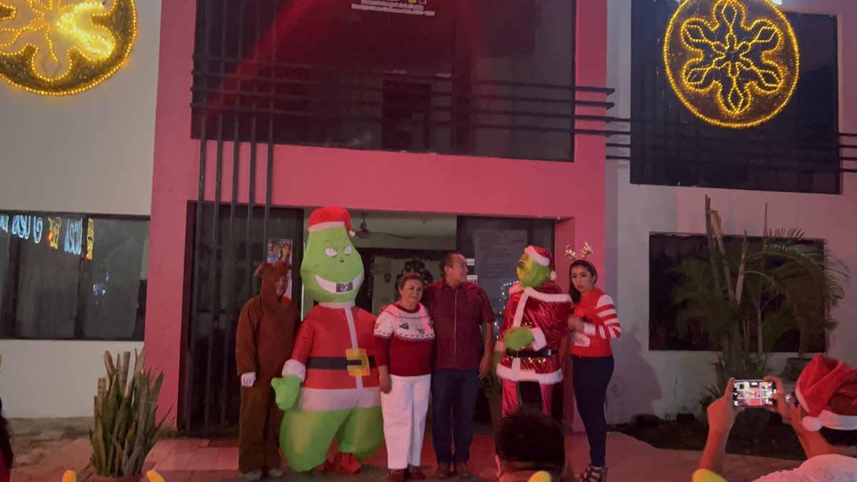 Mi esposa Marisol y yo acompañamos a la familia #DIF #LazaroCardenas al encendido de luces. Gracias a servicios municipales por su labor y a todos los que asistieron al evento.
#FelicesFiestas2025