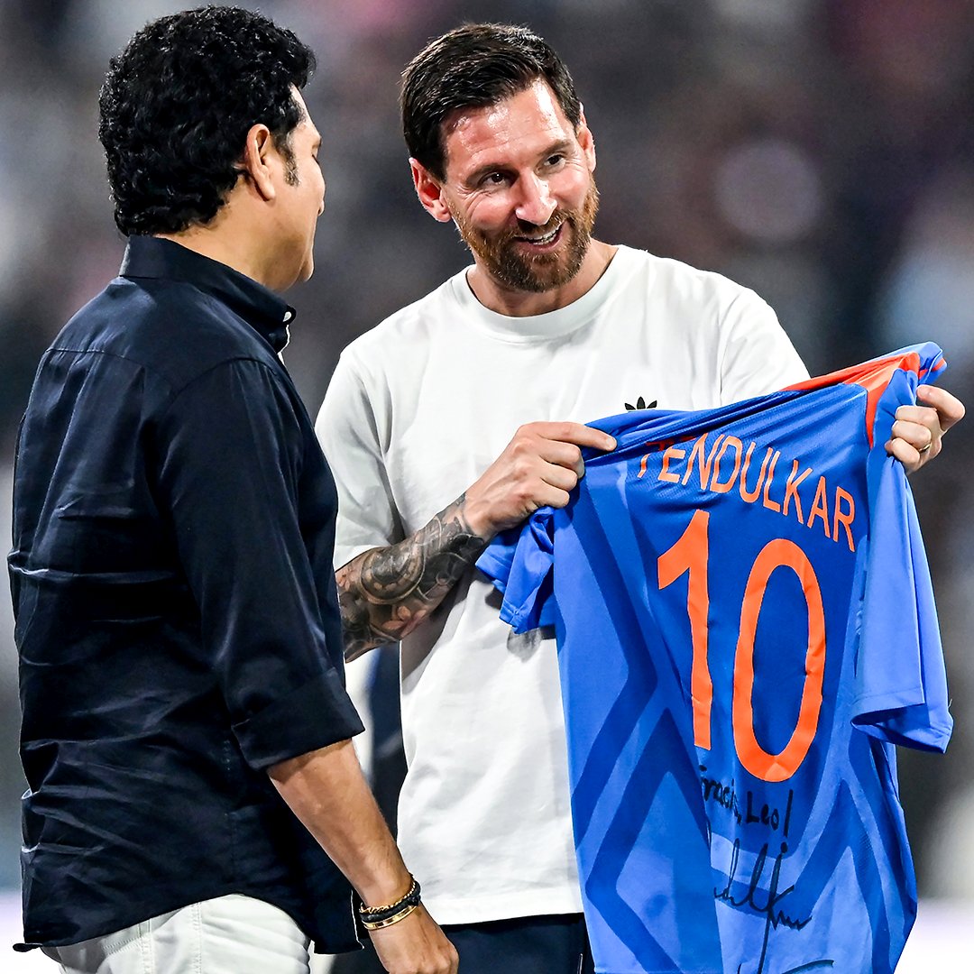 brfootball's tweet image. Leo Messi linked up with Indian cricket legend Sachin Tendulkar in Mumbai 🇮🇳🐐