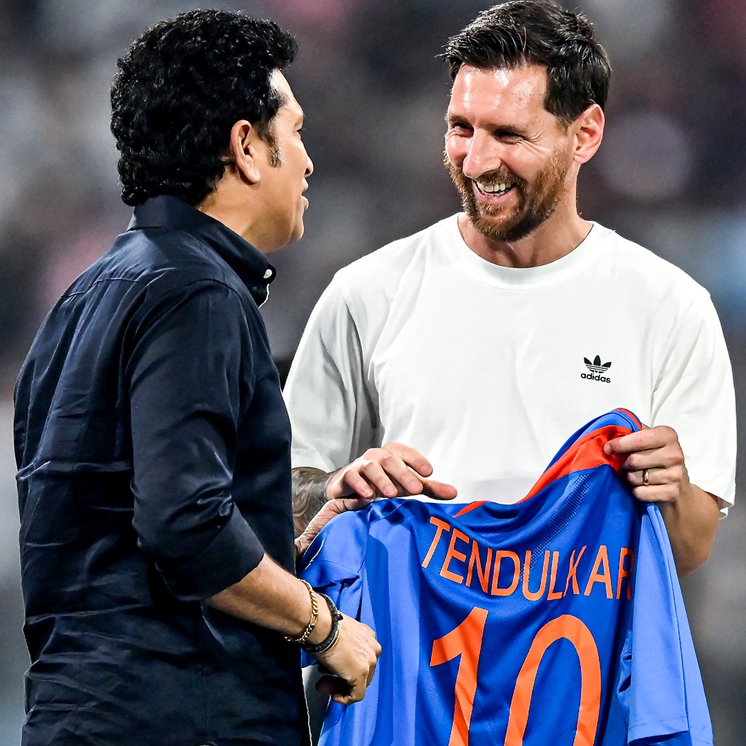 brfootball's tweet image. Leo Messi linked up with Indian cricket legend Sachin Tendulkar in Mumbai 🇮🇳🐐