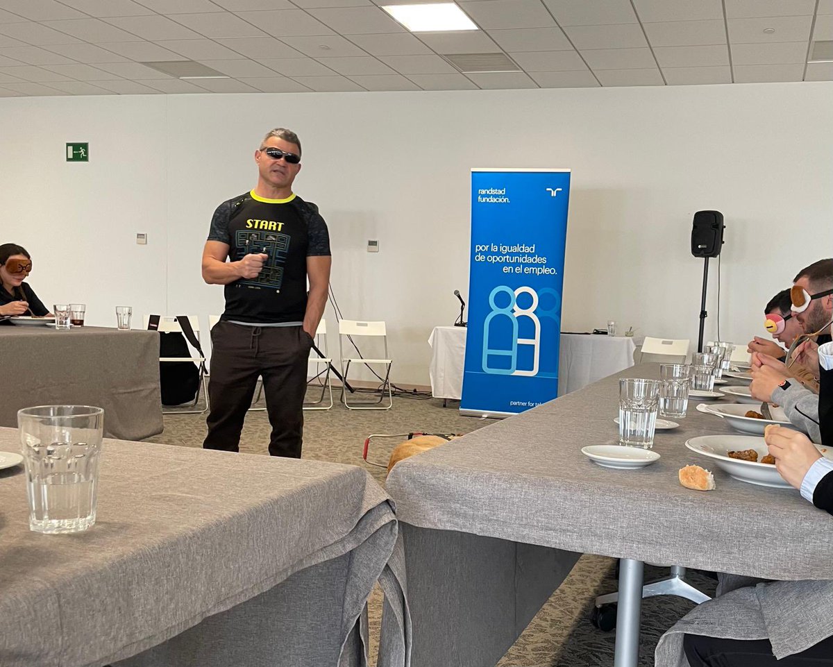 DavidCasinos's tweet image. ¿Qué tal el inicio de semana? 💫

😎 Yo con muchos recuerdos, entre ellos, la Comida a Ciegas con el magnífico equipo de @Cessna de la mano de @Randstad_es . 

Si queremos organizaciones que #vuelen #alto, necesitamos equipos donde todas las personas tengan espacio para despegar.