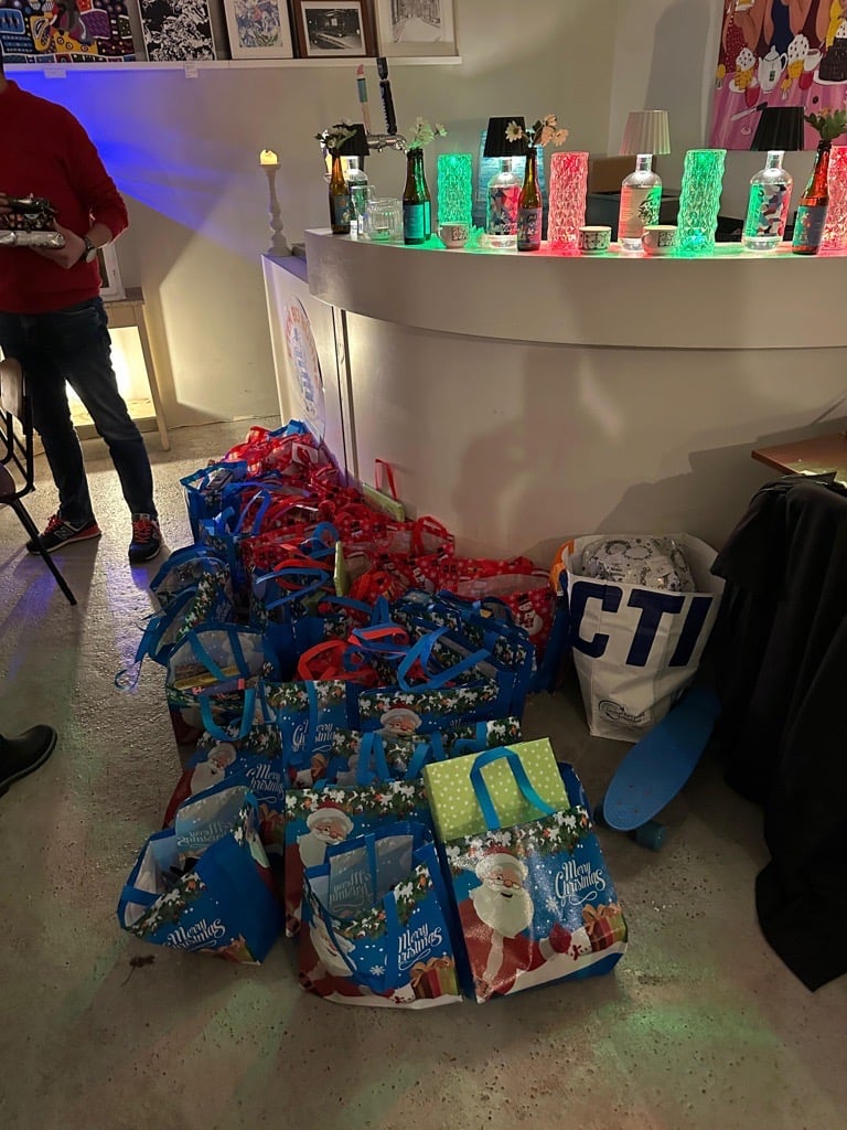 Adama_NE's tweet photo. We wish everyone a wonderful Christmas and a happy New Year! 🎄✨
 
This holiday season, we’ve chosen to make a donation to @happyhippo, a beautiful foundation that provides toys to children whose parents or guardians cannot afford them.💙
Thanks @TEDxBreda for volunteering! https://t.co/o0mpCZgD8D