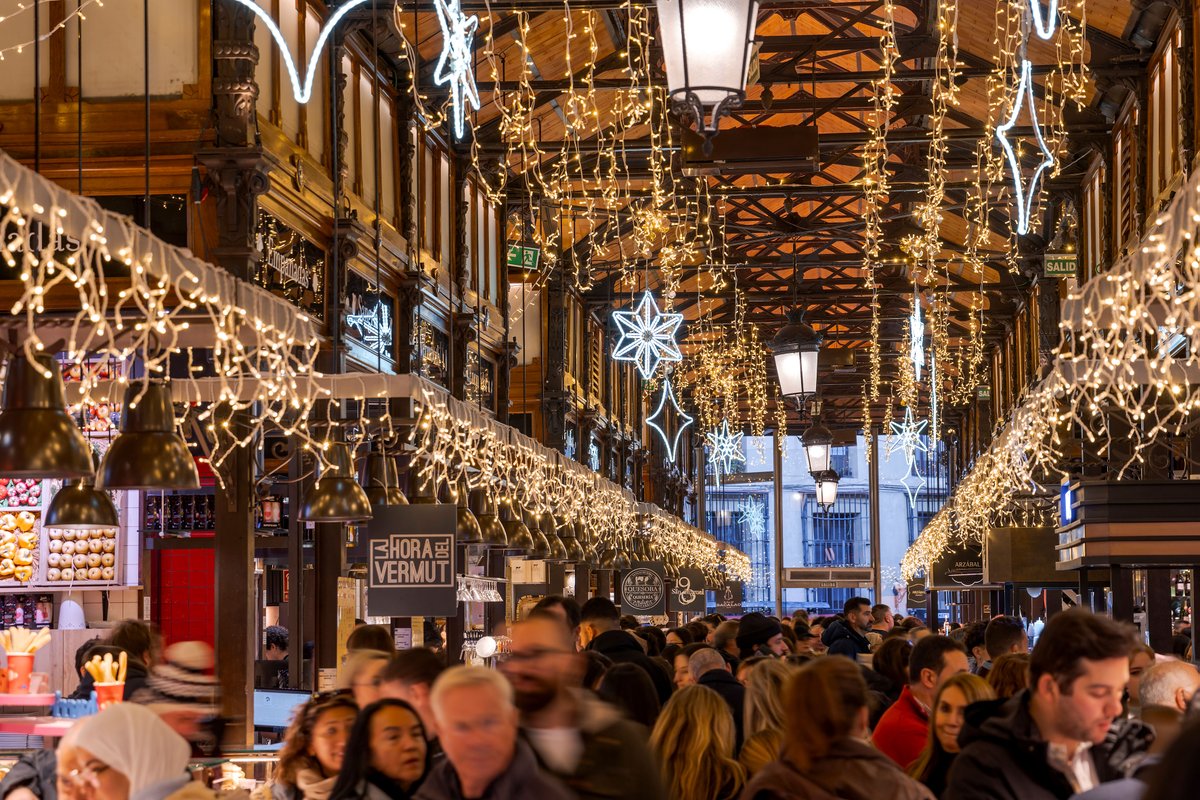 Luces, tapas, brindis… y esas sensaciones que solo pasan aquí.
.
#mercadodesanmiguel #sanmiguelmarket #foodie #foodiemarket #foodmarket #eatmadrid #madridspain #madrileñeando #gastromadrid #mercadosanmiguel #madrid #madridfood #experiencia