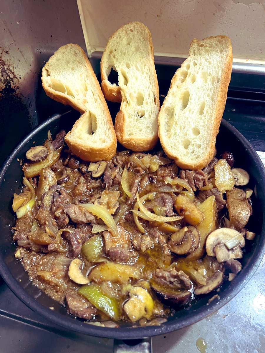 badspeeeed's tweet image. 牛タン味噌アヒージョ

牛タンでアヒージョを作りました🐮
具は牛タン、タマネギ、マッシュルーム、ポテト🍟
味付けに赤味噌と柚子胡椒を使いました♪
美味しい😋
#おうちごはん