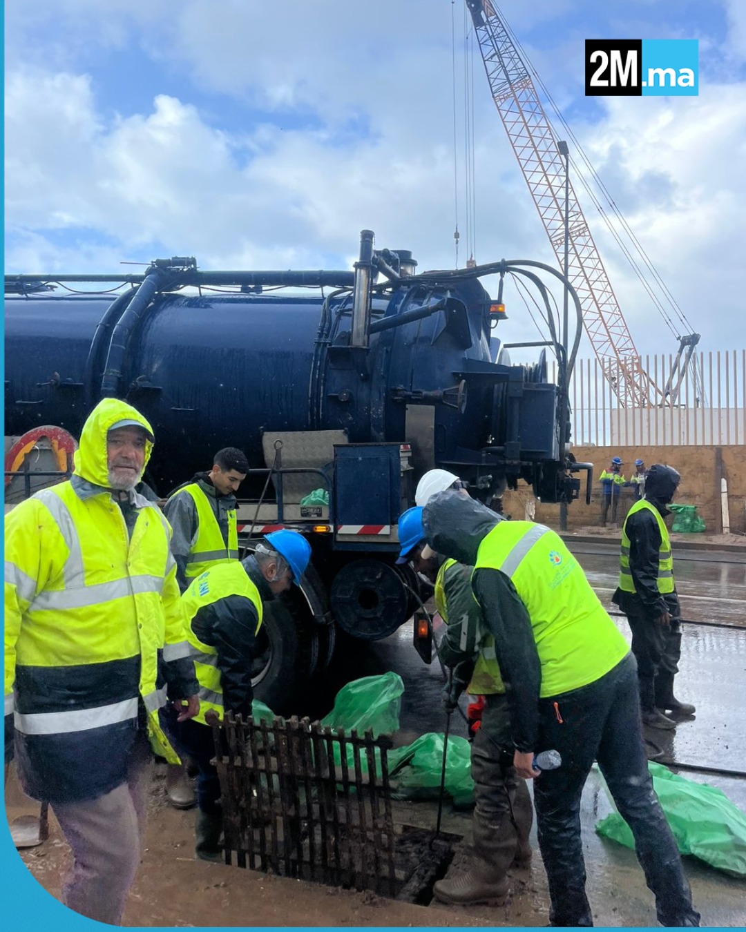 آسفي. تتواصل جهود السلطات العمومية ومصالح الوقاية المدنية والقوات العمومية وكافة المتدخلين من أجل البحث عن مفقودين محتملين جراء السيول الجارفة، واتخاذ التدابير اللازمة لتأمين المناطق المتضررة وإعادة فتح الطرق 