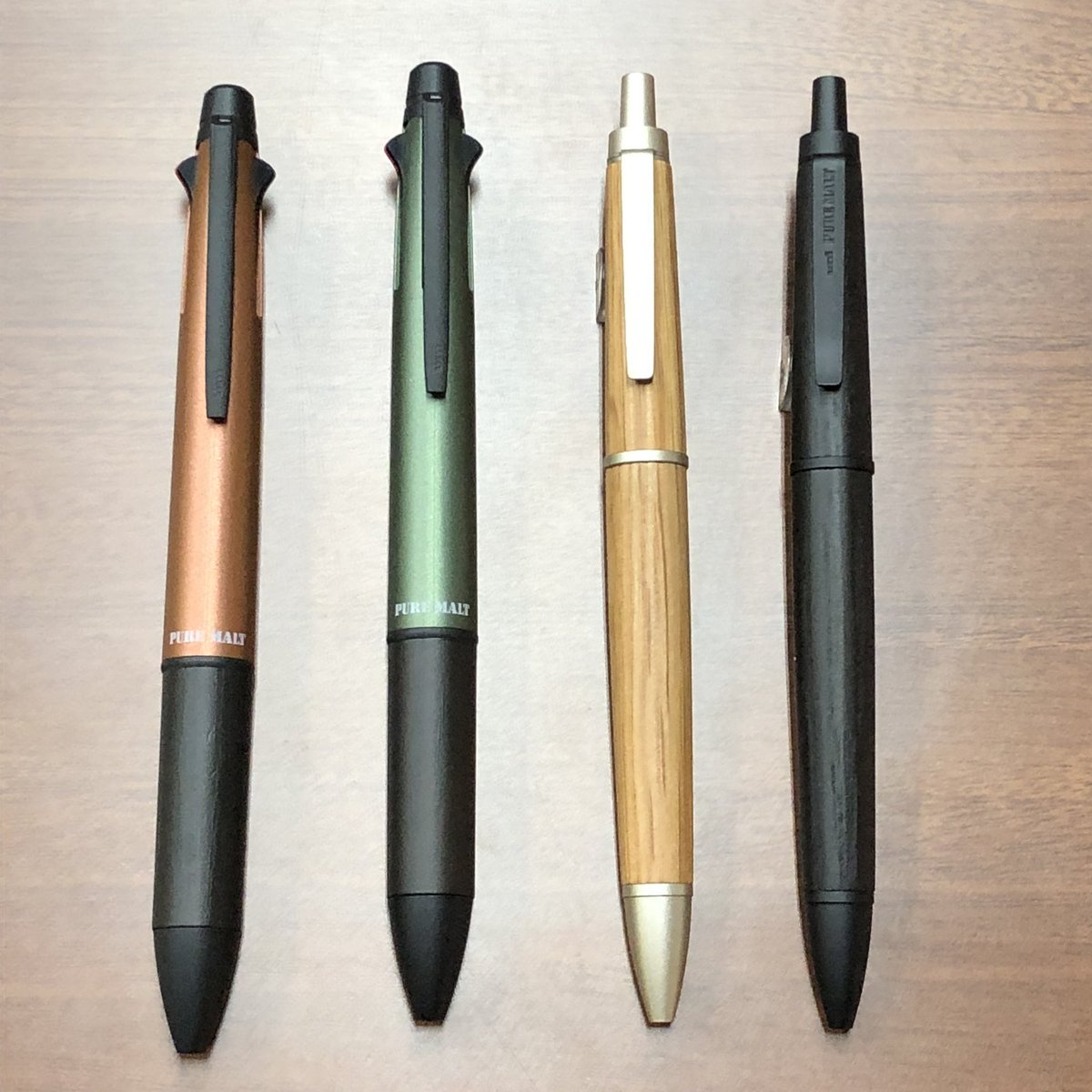 Hi_NOTE_isesaki's tweet photo. \新商品入荷しました/
ウイスキーの樽に使われていたオーク材を使用した #三菱鉛筆 の人気シリーズ #PUREMALT に、便利な4&1の新色と、樽をイメージした新デザインの単色ボールペンが登場✨
あたたかな木の質感が魅力的な、大人のボールペンです🥃
#ハイノート伊勢崎店 https://t.co/O12IUnYaVf