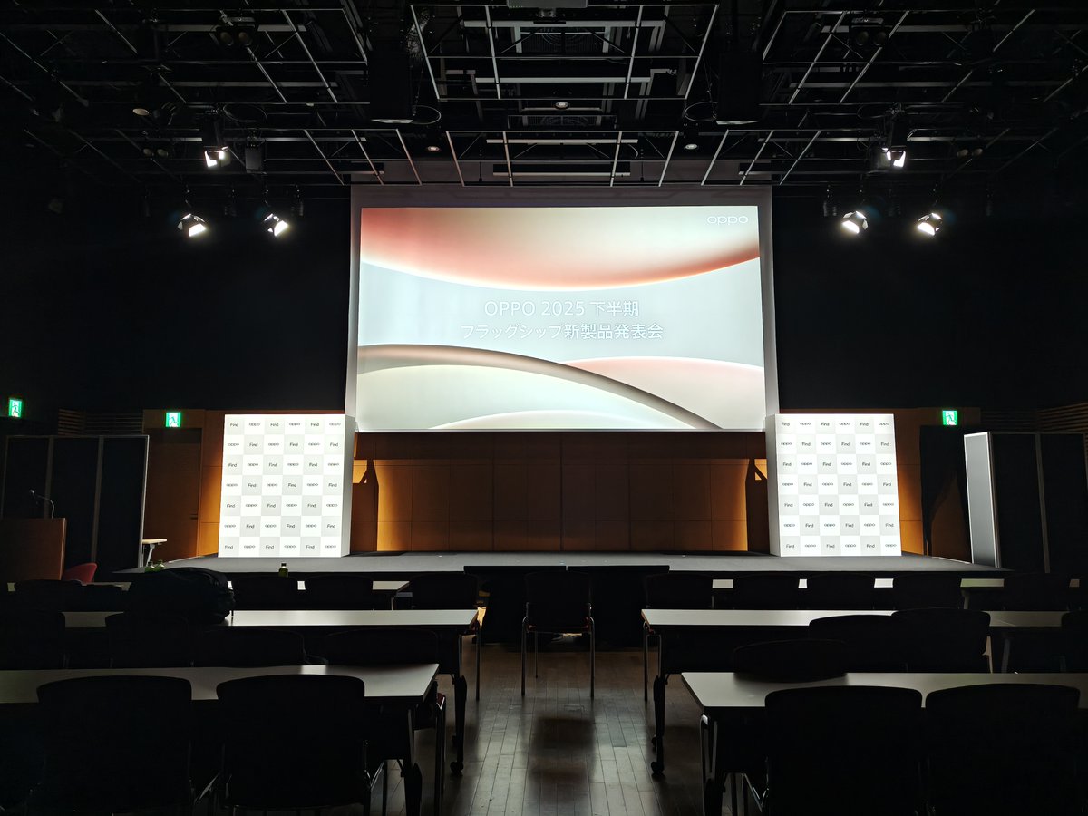 OPPOJapan's tweet image. （こっそり現地からお届けします…📸）

明日の新製品発表会に向けて、 現在、会場の設営とリハーサルが真っ最中です！🏃‍♂️💨

いよいよ明日、12月16日13時。 準備はいいですか？

#OPPO #OPPOFindX9 #発表会まであと1日