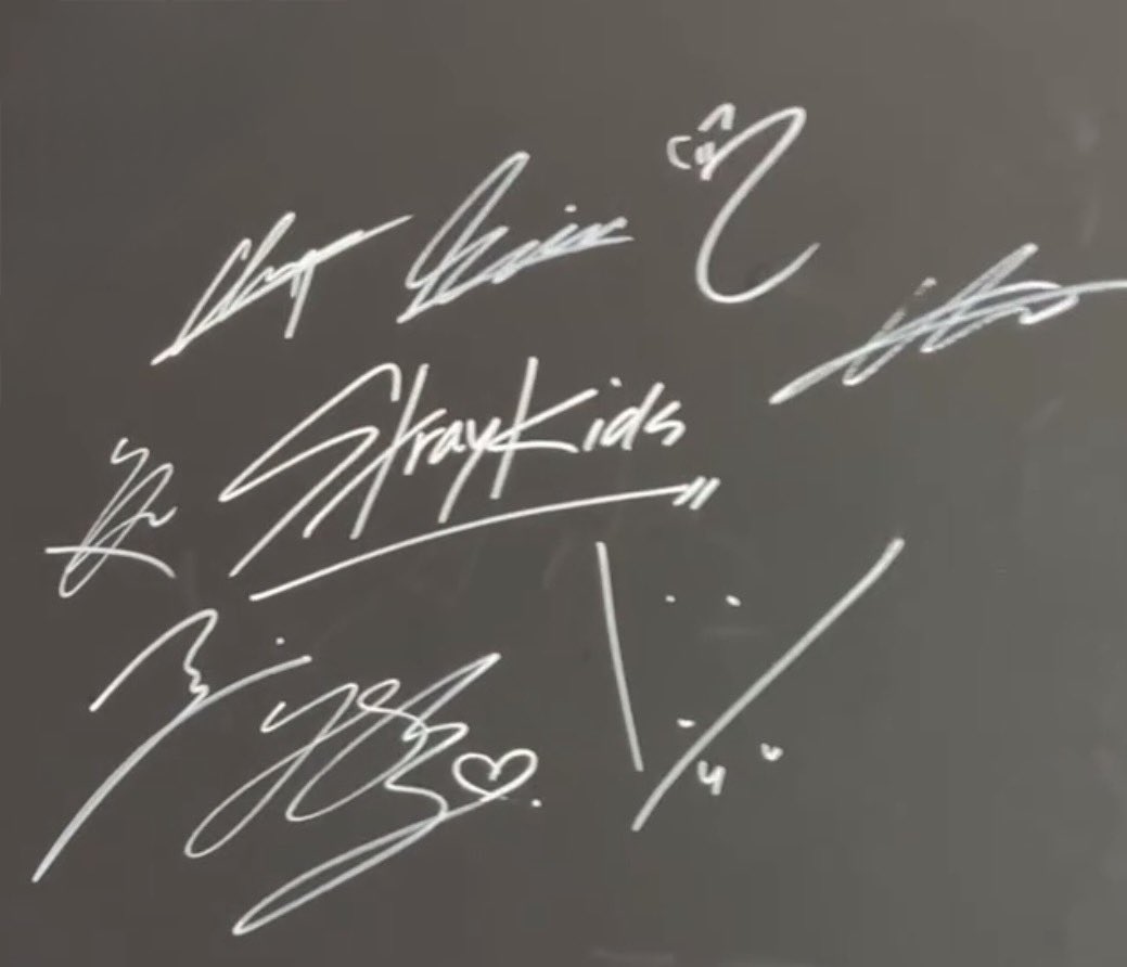 何度も書いてきたサインだろうけど、バンチャンが書いた『Stray Kids