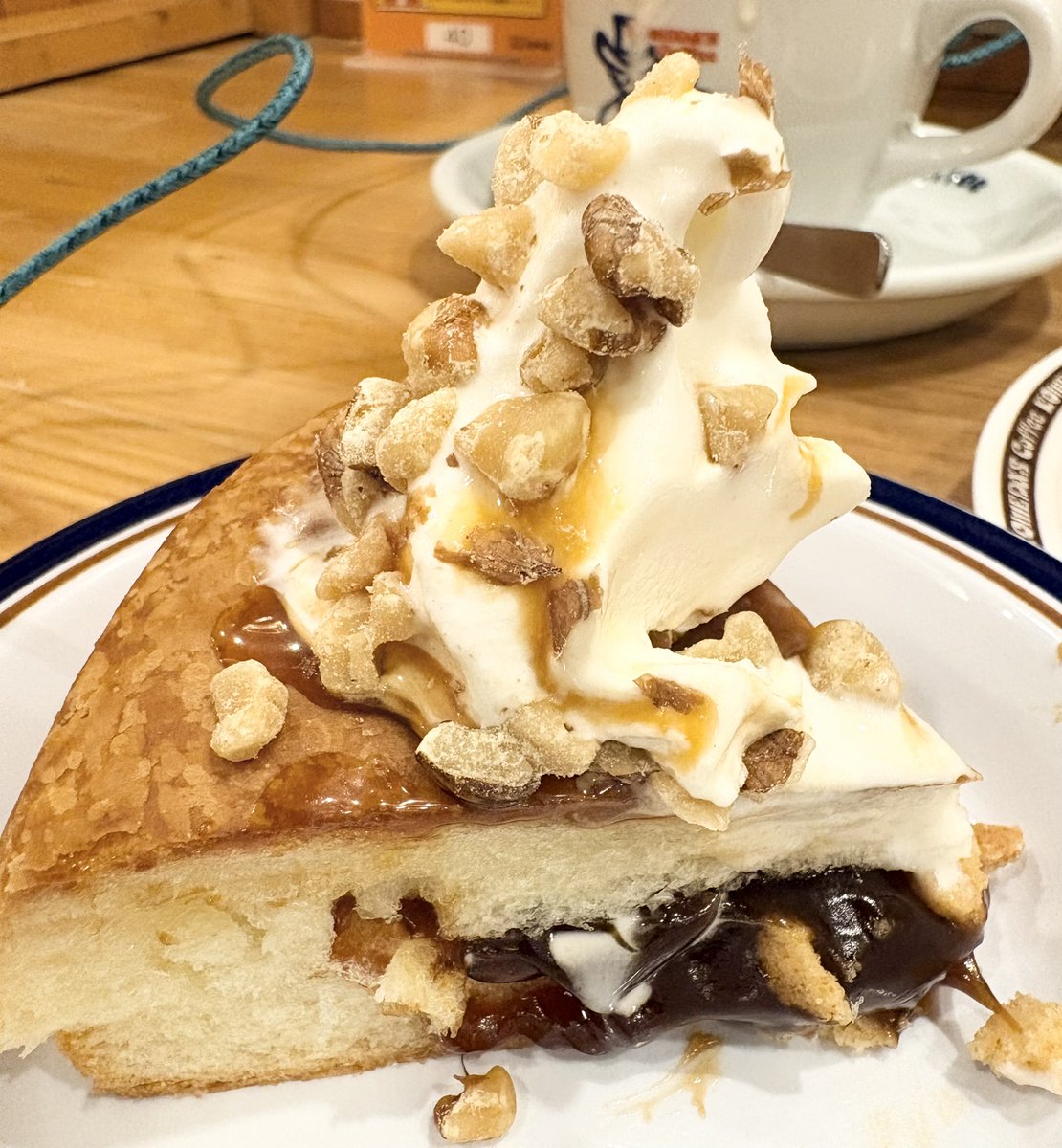 コメダ珈琲店の「シロノワール クルミッ子」「キャラメルオーレ クルミッ子」、食べました&amp;飲みました！
後乗せのクルミの袋まで可愛い！
やっぱり激甘だったけど、クルミッ子好きなら食べておくべき。
ただし出来ればオーレとシロノワールは別日の方が…。