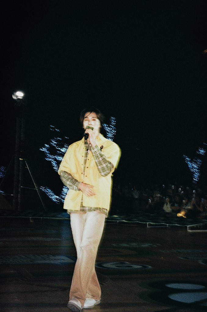 by__pluto's tweet photo. 27.11.25 NANI ON FILM 📸🎞️
พี่นักร้องสุดแบด 🎤🎶
ยังคงชอบช่วงเวลาที่นานิได้จับไมค์ร้องเพลงเป็นศิลปินแบบที่นานิชอบที่สุดเลย
— 💝🐱
@Hirunkit_ ꔛ #hirunkit_
#Plutoarchived https://t.co/waDRXIPVg4