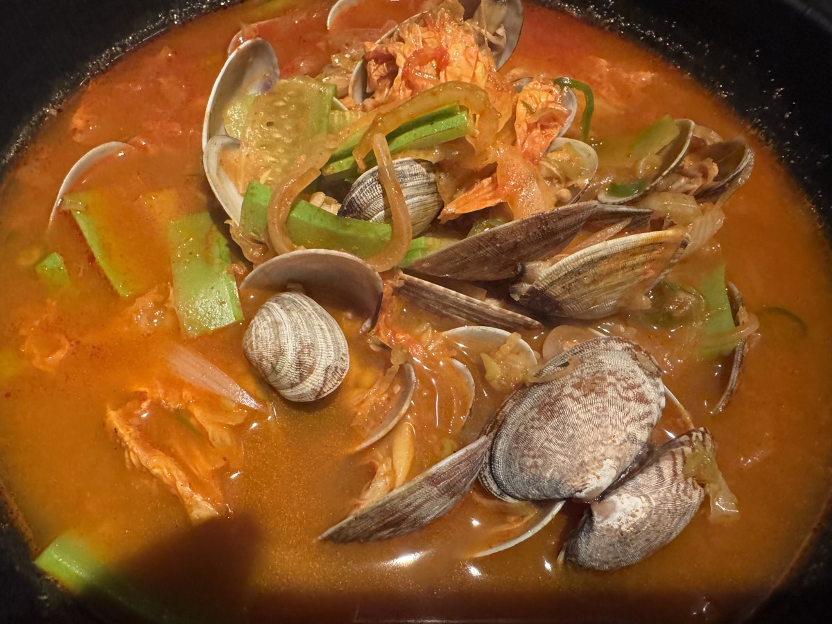 집에 중화면이 없어서, 밥 위에 끼얹어 짬뽕밥으로 만들었다.

재료는 보이는 대로 파 양파 다진마늘 배추 청양고추 애호박, 그리고 해물은 바지락 딱 한 가지.

지금까지 해먹은 짬뽕 중에 제일 잘 됐네. 그동안 이상하게 단 맛이 강했는데, 양파를 1/4개로 줄였더니 가게 맛에 좀 더 가까워졌다.