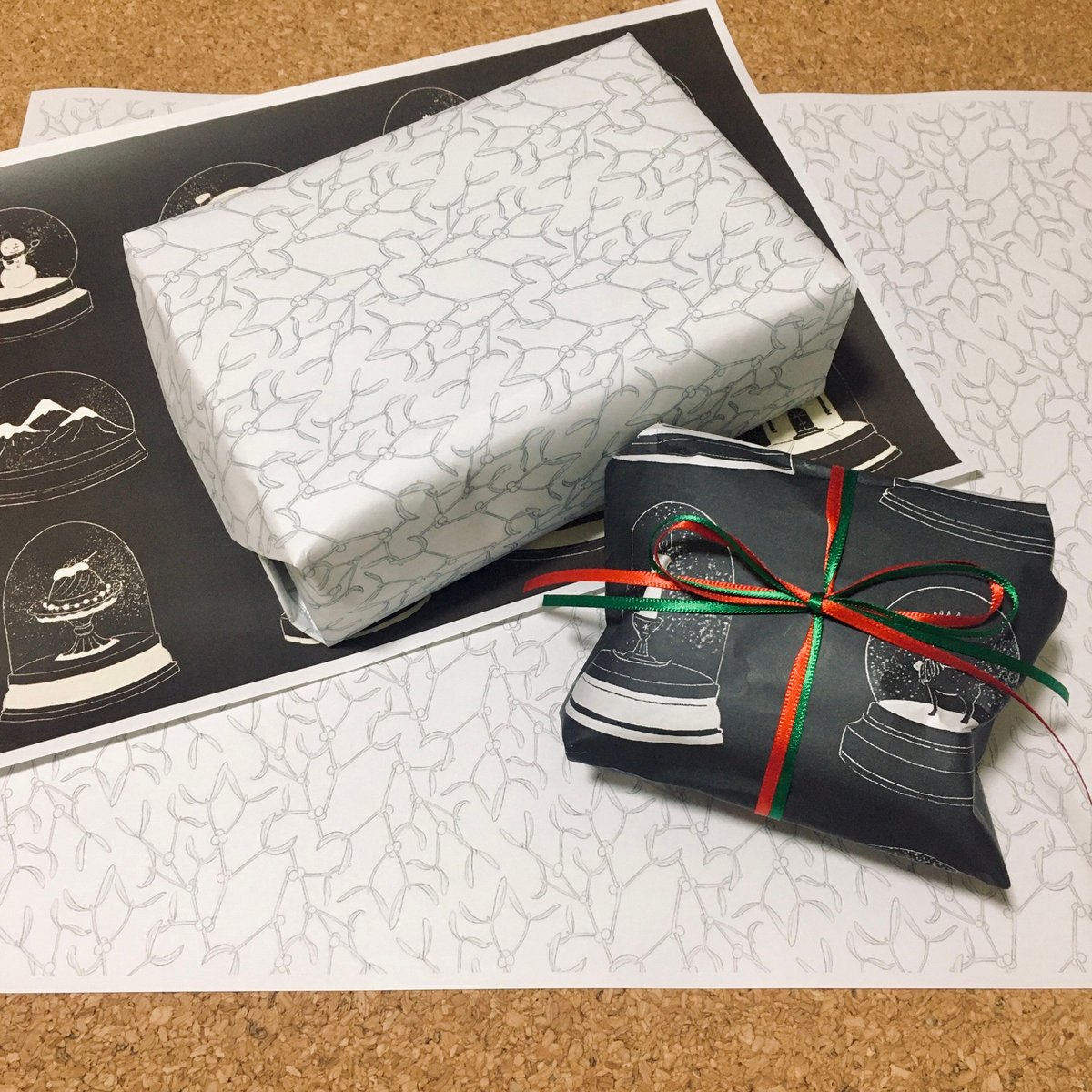 psyain's tweet image. 🎄📣
クリスマス用の包装紙を2種類作ってみました。ネットプリントに登録したので、個人利用の範囲内に限りますがぜひ使ってみてください🎁
画像2枚目はラッピングサンプル。白黒印刷でも使いやすい感じにできたかなと思います✌️
#netprint