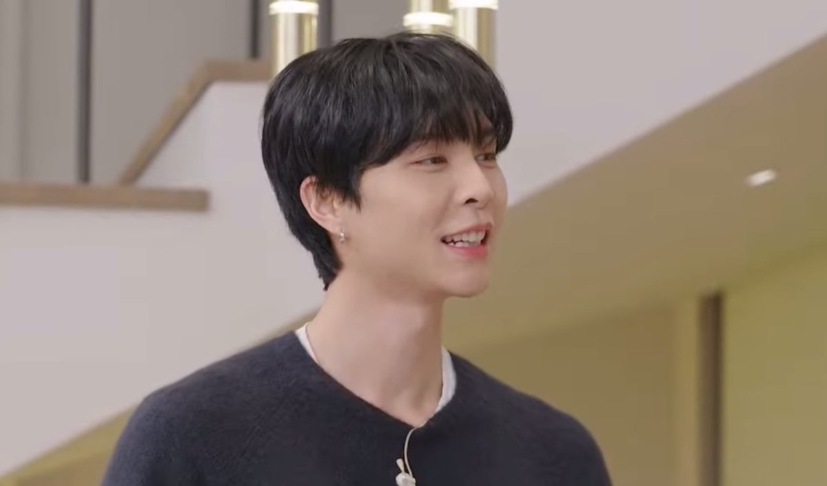 taeyongpictures's tweet image. “welcome back captain rose” - johnny