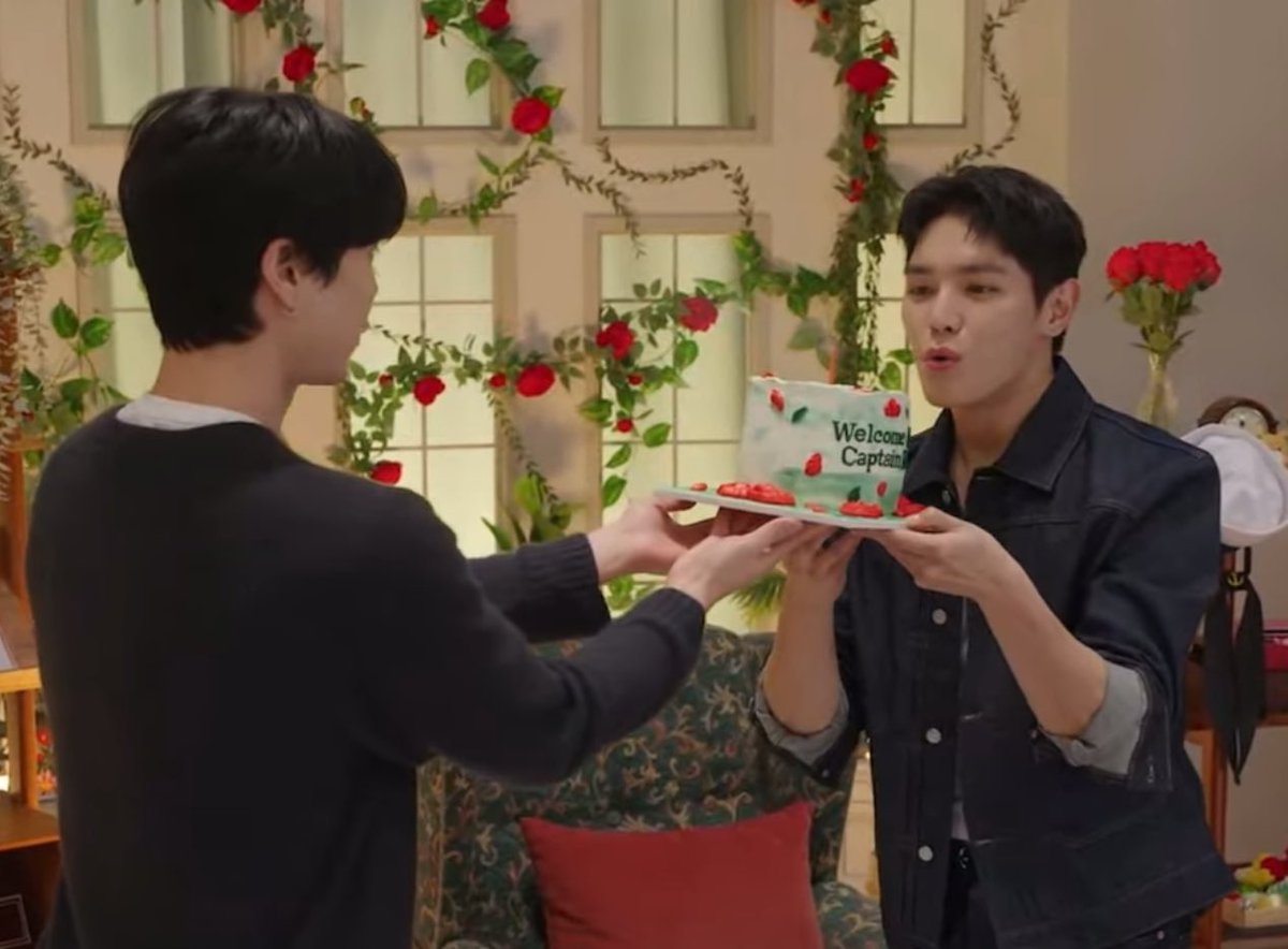 taeyongpictures's tweet image. “welcome back captain rose” - johnny