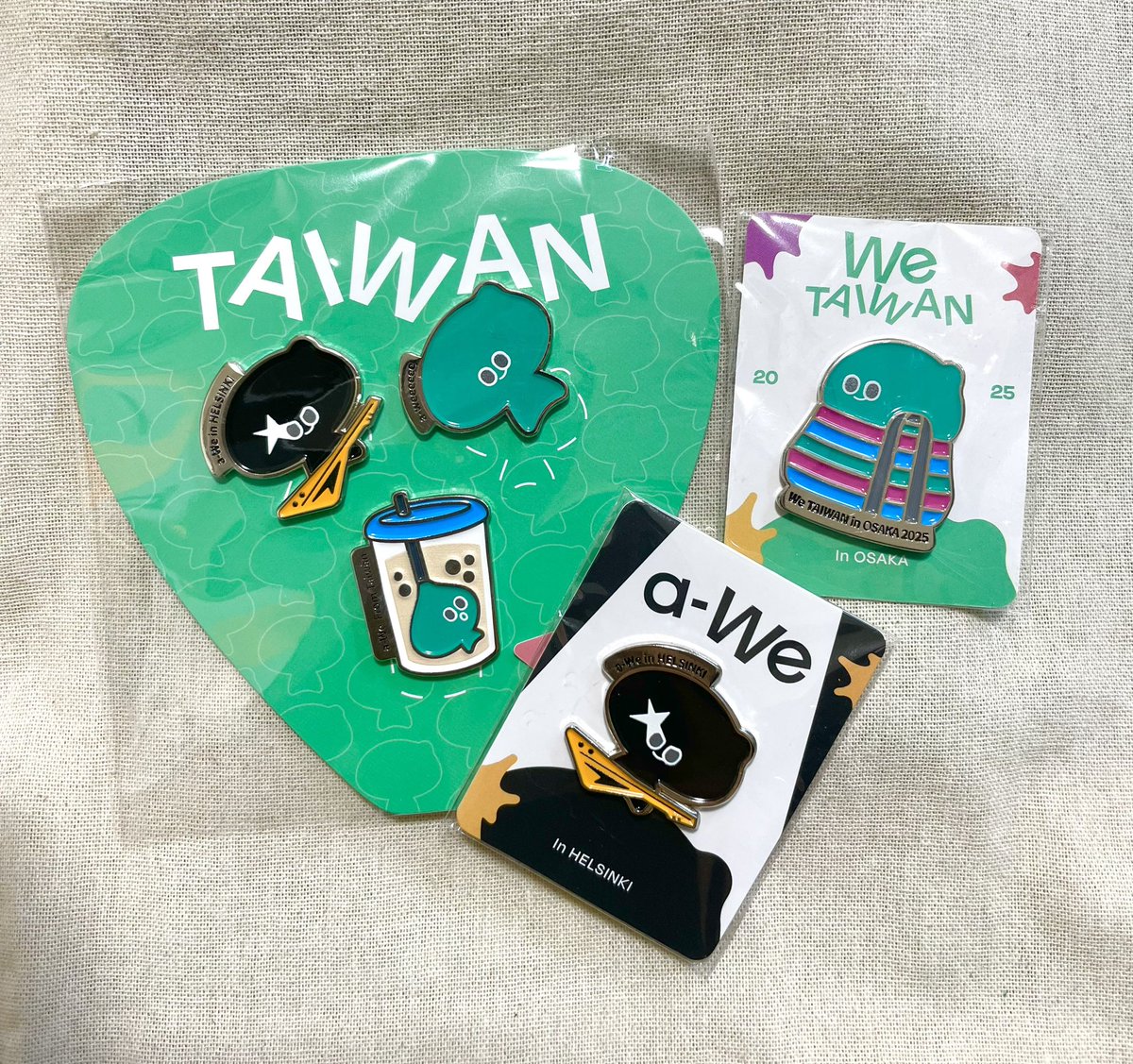 WE TAIWAN 台湾　アウィーグッズ 新品】We TAIWAN アウィーグッズ バッジ&ステッカー 台湾 万博 - メルカリ