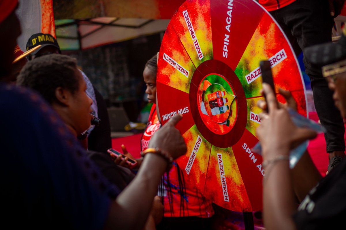 OfficialUdiBoy's tweet image. You should’ve seen the faces at Mile 3 Market, Port Harcourt.

Pure joy as @drinkrazzl_ng brought the Detty December vibes straight to the traders and shoppers.

#RazzlChristmasStorm