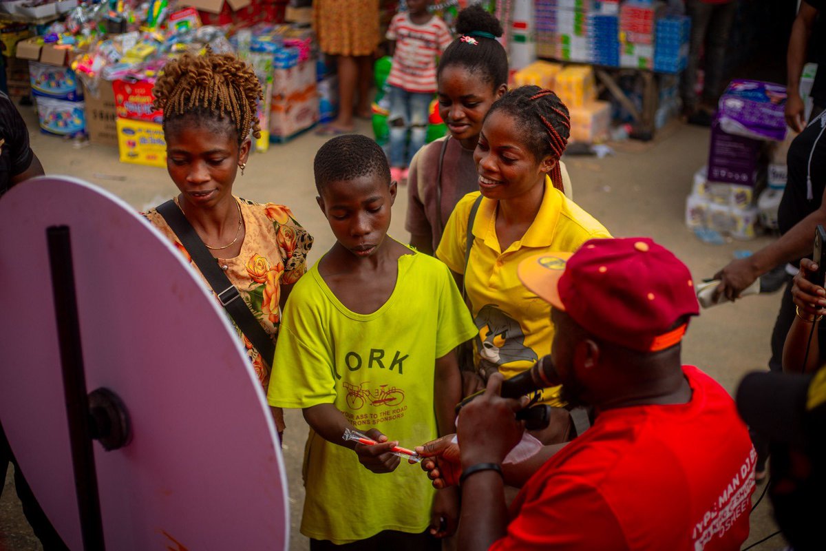 OfficialUdiBoy's tweet image. You should’ve seen the faces at Mile 3 Market, Port Harcourt.

Pure joy as @drinkrazzl_ng brought the Detty December vibes straight to the traders and shoppers.

#RazzlChristmasStorm