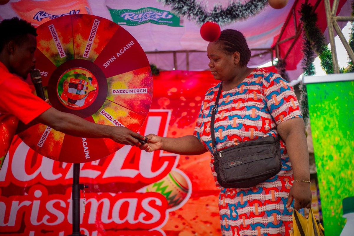 OfficialUdiBoy's tweet image. You should’ve seen the faces at Mile 3 Market, Port Harcourt.

Pure joy as @drinkrazzl_ng brought the Detty December vibes straight to the traders and shoppers.

#RazzlChristmasStorm