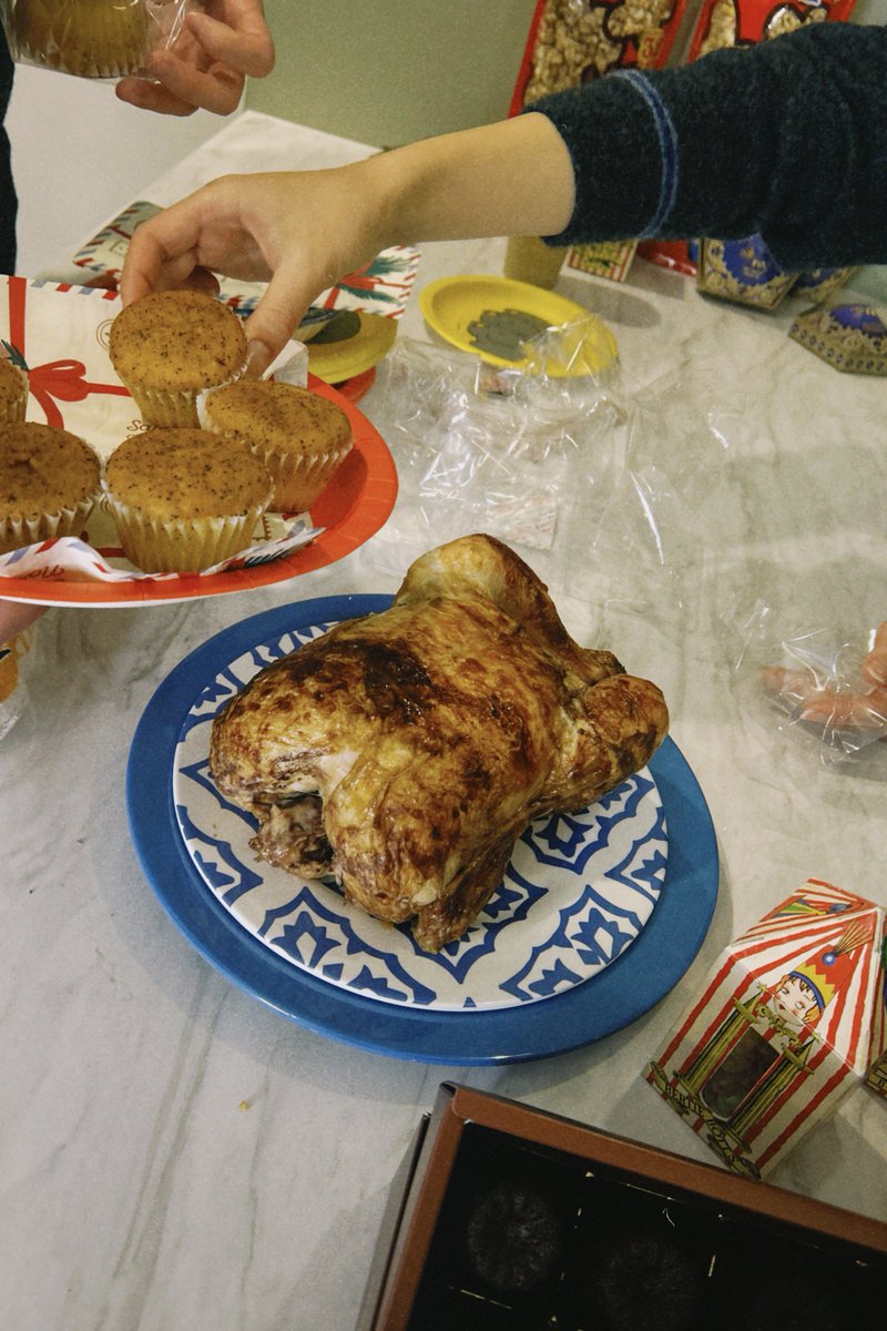 女子ズがデコレーションした紅茶味のカップケーキとか、スニッチチョコとか、ロティサリーチキンとか、とにかく本当にぜんぶが最高だったの🥹🥹❤️‍🔥

#暖炉のそばで1214