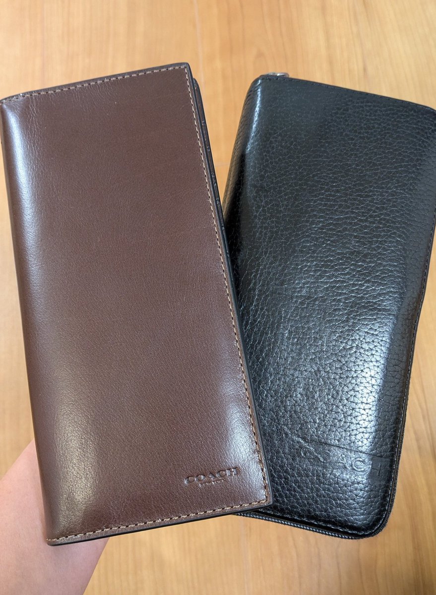 20年近く使った財布（右）を買い替えた。まだ全く問題なく使えるん