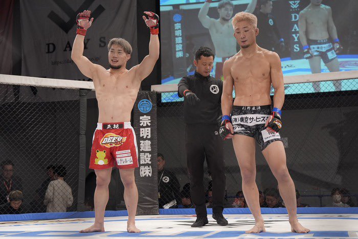 masachika_t's tweet photo. DEEP 129 IMPACT
2戦目判定 3-0で勝つことができました!
フューチャーキング優勝者同士の同年代の対決で色々なプレッシャーがあったけど成長できたし、勝ててよかったです!
来年も無敗のまま駆け上がります!
#DEEP #DEEP129 https://t.co/WLftUOYTbo