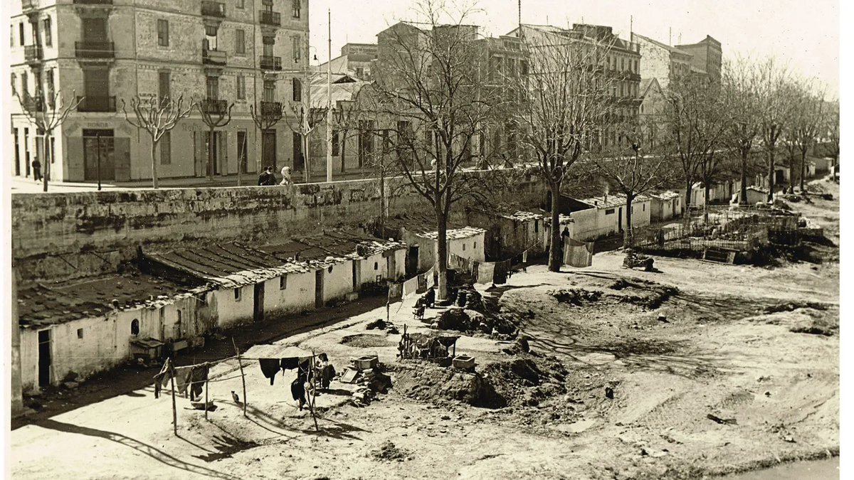 Les xaboles que hi havia en el llit del Túria al seu pas per València en els anys 40 i 50… Una foto imprescindible per als que heu llegit o voleu llegir EL RIU VE CRESCUT, de Maria Beneyto.