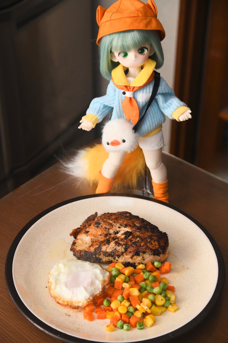 夕飯は、鶏胸肉を唐揚げの元につけてステーキ風に焼きました。

#うちの子かわいい