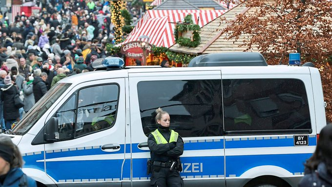 Pēc tam, kad pagājušās nedēļas nogalē Bavārijā tika apcietināti 5i migranti (56.g. ēģiptietis, 37.g. sīrietis un trīs marokāņi vecumā no 22.-30.g), kuri plānoja teroristisku uzbrukumu Ziemassvētku tirdziņā, lai "nogalinātu vai savainotu maksimāli daudz cilvēku", vācu policijas