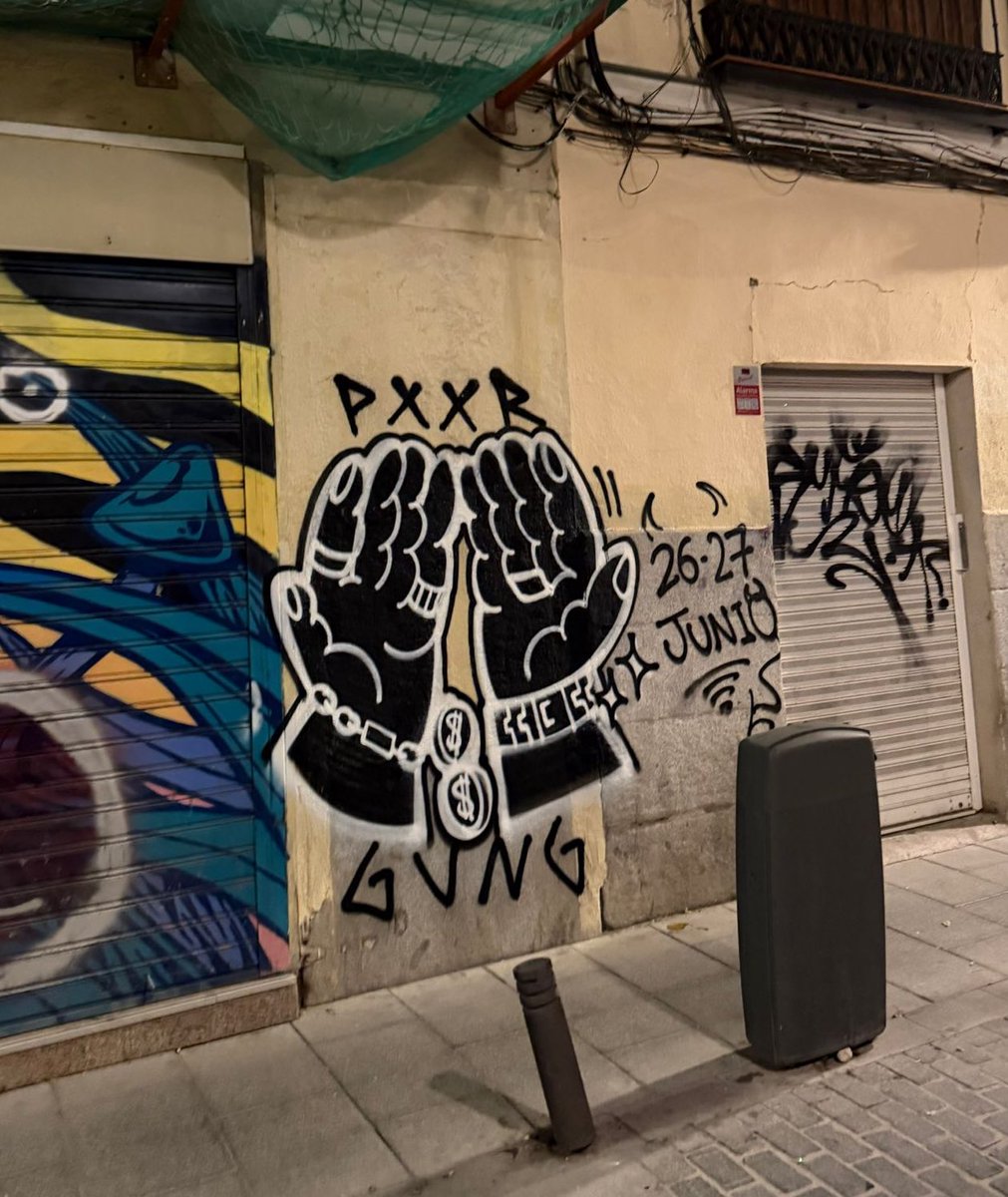 TrapgameEdits's tweet image. Han aparecido estas pintadas con el logo de PXXR GVNG en el MACBA (Barcelona) y en la Plaza Nelson Mandela (Madrid)