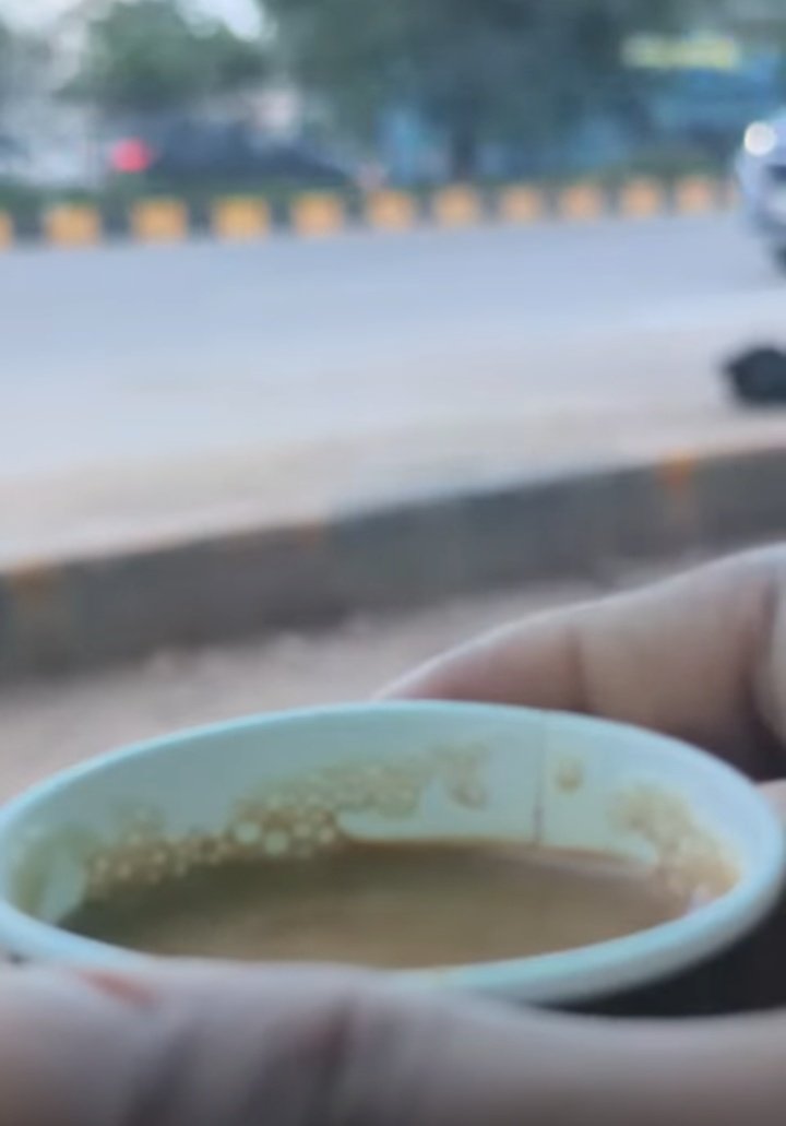 सांवला है रंग, थोड़ा कड़क मिजाज है,
सुनो तुम पसंद हो मुझे, तुम्हारा चाय जैसा स्वाद है।