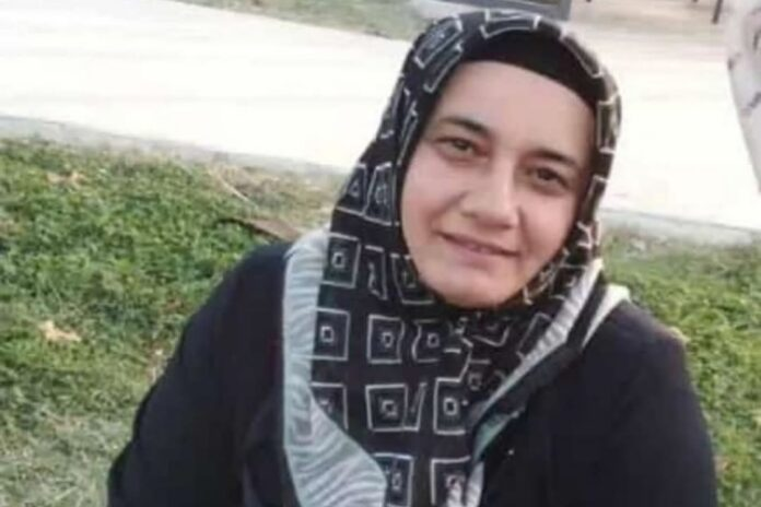 tahta_yes_UN's tweet image. KHK’lı sosyal bilgiler öğretmeni Züleyha Demirci (43)
bu sabah tedavi gördüğü Osmaniye Devlet Hastanesi’nde hayatını kaybetti.
3 çocuk annesi olan Demirci’nin ihraç olduktan sonra eşinin de tutuklandığı ve fabrikalarda çalışarak çocuklarına baktığı öğrenildi.

(Sevinç Özarslan)