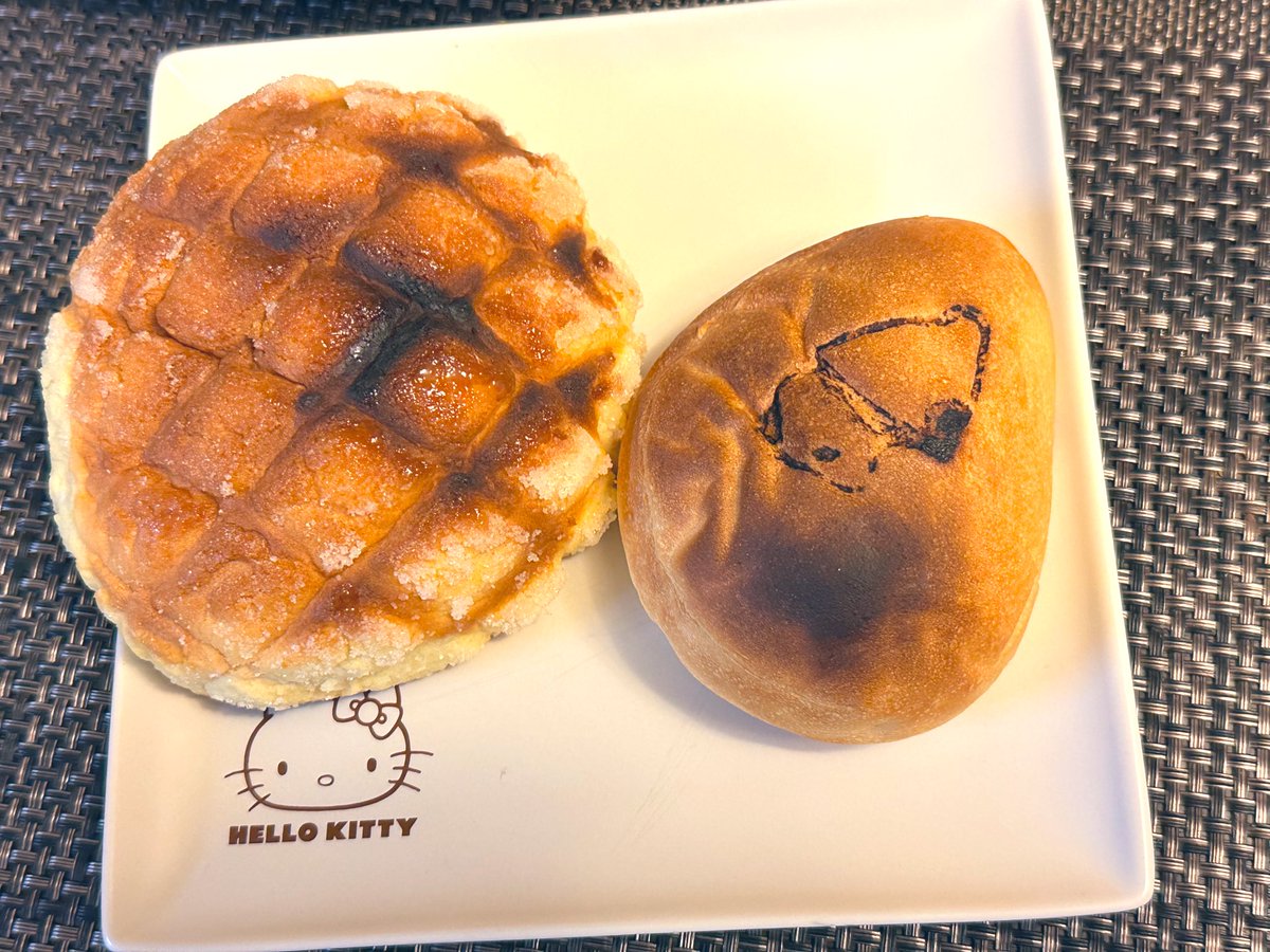 娘が買ってくれたメロンパンとカレーパン( *´꒳`*) こーいうの勿体なく