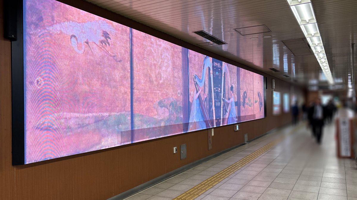 KyotoMC2025's tweet photo. ★プロモーション動画放映中★
本日から2週間、京都市営地下鉄「四条駅」の北改札付近にある大型のデジタルサイネージで、「Kyoto Music Caravan 2025」の動画が流れています！

演奏とメインビジュアルは、10月26日に知恩院で開催した「ハープデュオ・コンサート」（演奏：ハープデュオ・ファルファーレ（松村多嘉代さん＆松村衣里さん））で、曲はヴァイキングの航海（フランツ・ポエニッツ作曲）から抜粋です。

これまでの演奏として、以下の4公演の様子も少し写っています。
・6/1「弦楽四重奏コンサート“アトリエ王国『旅する王様』”」＠くろ谷 金戒光明寺 御影堂：クァルテット・アトリエさん
・7/13「ギターコンサート」＠有斐斎 弘道館：山田唯雄さん（ギター）
・8/11「金管五重奏コンサート」＠壬生寺：池田悠人さん・藤井虹太郎さん（トランペット）、鎌田渓志さん（ホルン）、亀岡航紀さん（トロンボーン）、北畠真司さん（テューバ）
・10/13「バロック・トリオ・コンサート“メランコリーの愉しみ〜バロック音楽の陰影〜”」＠妙心寺 桂春院：井上 玲さん（リコーダー）、大内山 薫さん（バロック・ヴァイオリン）、太田耕平さん（リュート）

地下鉄「四条駅」や阪急「烏丸駅」をご利用の方は、ぜひご覧ください！

動画の最後に告知している「みんなのやさしいコンサート」（2026年3月14日開催）は、チケット好評販売中です！

▼「みんなのやさしいコンサート」公演詳細
https://t.co/4KWTv4SkQu