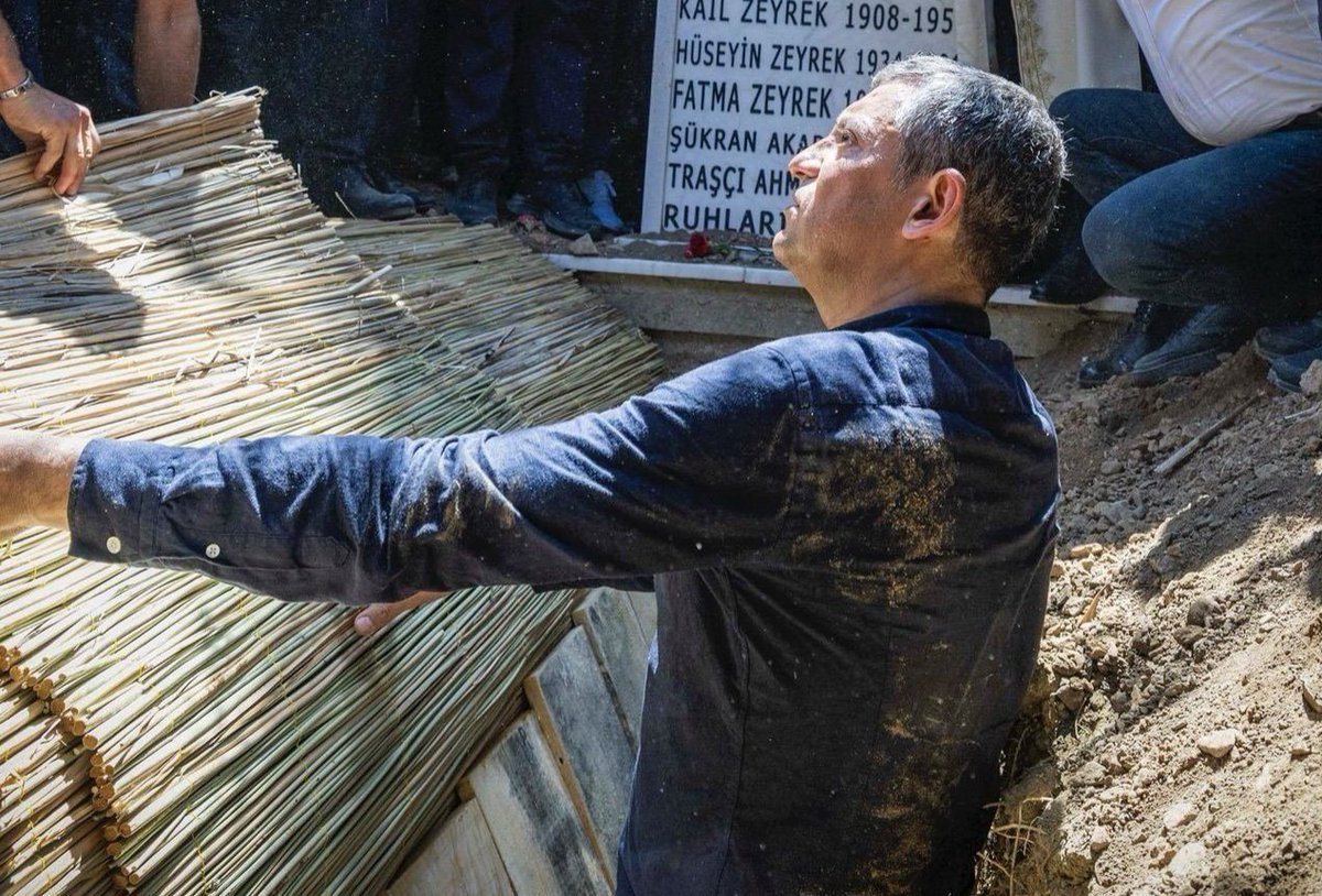 puleragema's tweet photo. İnsan insan derlerdi 
İnsan nedir şimdi bildim. https://t.co/fpye2P0e5y