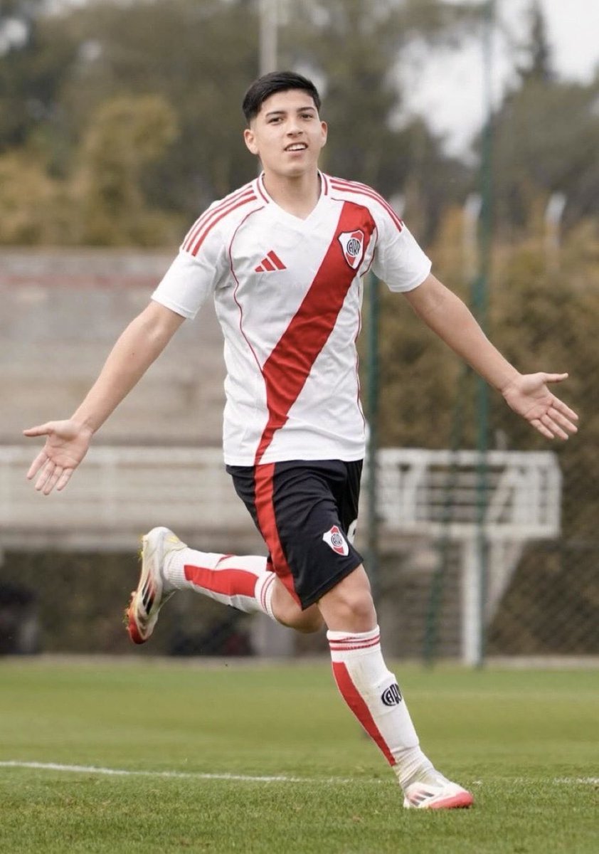 🚨👇🏼Cabral cumple 16 años el 16 de agosto de 2026. Por ley, #River no le puede firmar contrato hasta que los cumpla.
El y otros 4 jugadores de esta categoría ya están apalabrados para firmar el vínculo.